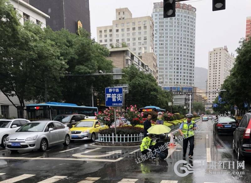 电动车驾驶员车祸无法动弹 交警为其雨中撑伞路人点赞